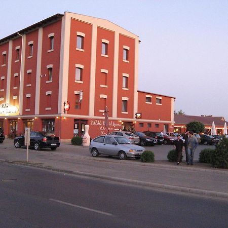 Malom Club Panzio Bed & Breakfast Baja Luaran gambar
