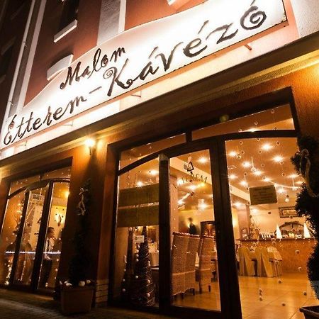 Malom Club Panzio Bed & Breakfast Baja Luaran gambar